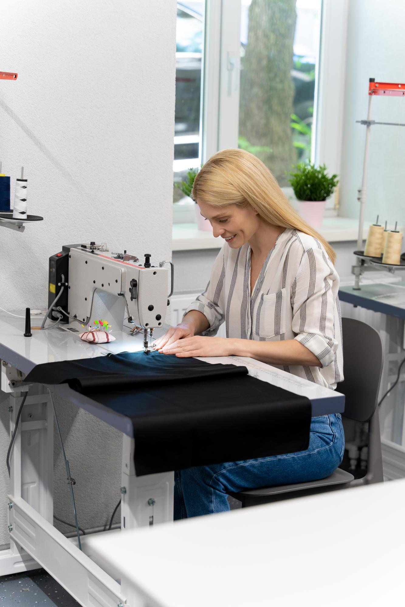 Werkstatt mit laufender Stickmaschine